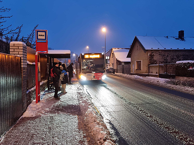 Ledovka v Praze: zrušené příměstské spoje i vlaky, někteří chodci nazuli nesmeky