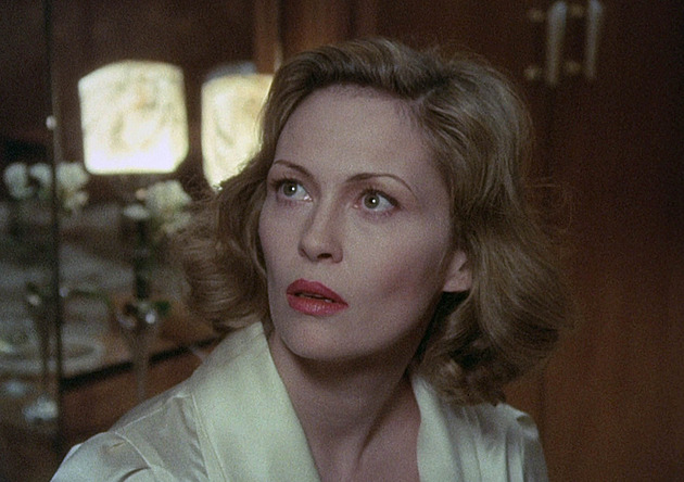 Krásná lupička bez podprsenky. Jak hvězda filmu Bonnie a Clyde nastolila sexy trend