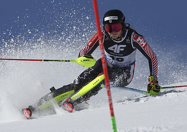 Divoký pád v nočním slalomu. Mistryně světa neustála průjezd cílem