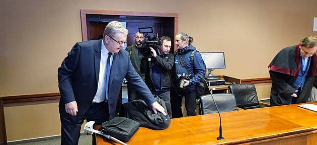 Napadení Babiše berlí znovu u soudu. Žalobce žádá i peněžitý trest, senior vinu odmítá