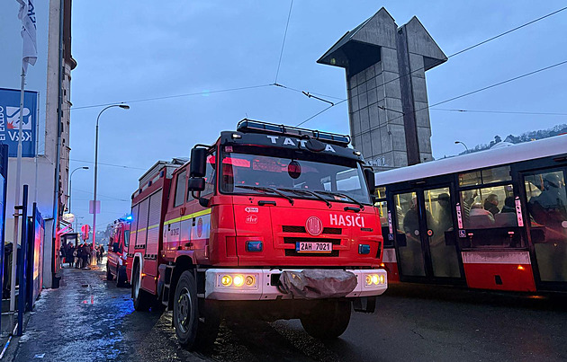 Ženu na Smíchově srazil autobus a přišla o nohy, na místě je policie