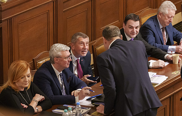 Blíží se hlasování o důvěře vládě. Poslanci o tom jednají rekordně dlouho