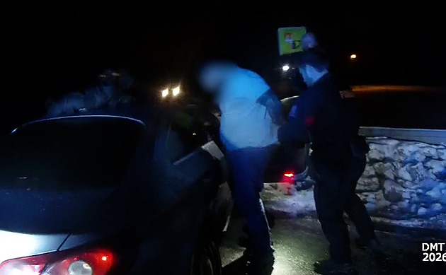 Honičku uťaly až propíchnuté pneumatiky. Pás s hroty hodili policisté těsně před autem