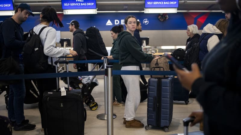 Projel dveřmi, zastavila ho až přepážka. Řidič „zaparkoval“ v USA na letišti, zranil šest lidí