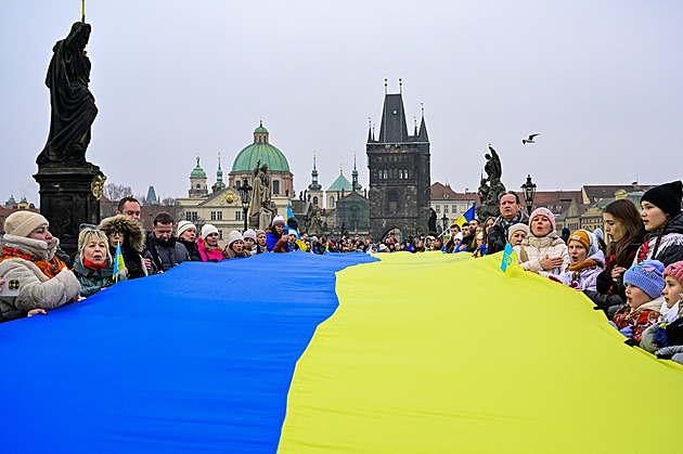 Skutečný odpad, tepe Telička Okamuru kvůli ukrajinské vlajce na Karlově mostě