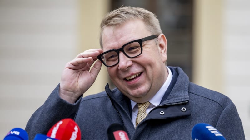 Platy se zvednou statisícům lidí, oznámil Juchelka. Někteří si polepší skoro o 10 procent