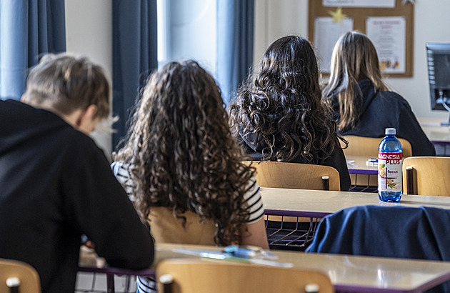 Učitel, který osahával spící studentku, na škole končí. Akce s dětmi ale povede dál