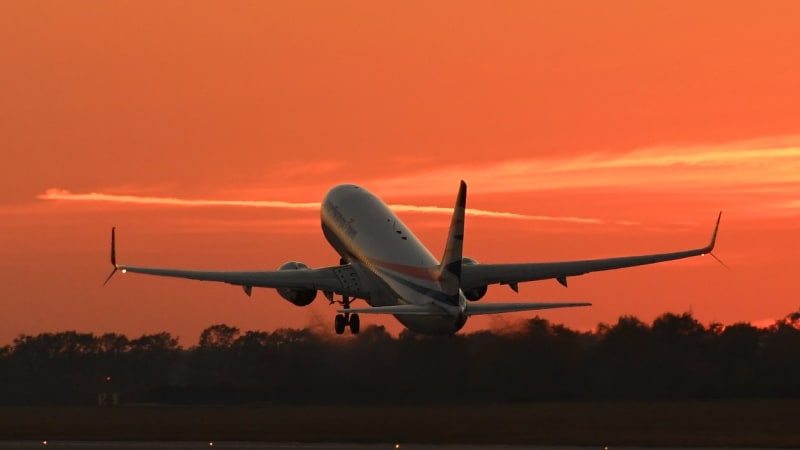 Let do Prahy skončil tragicky: Přistání nepřežila mladá žena, zemřela přímo na palubě