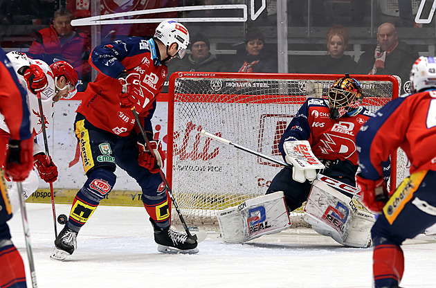 ONLINE: Třinec vede nad Pardubicemi, Litvínov se blíží k baráži. Vary čelí Liberci