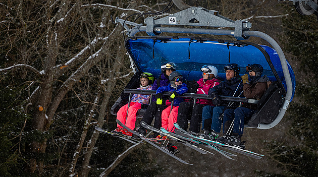 Z týdne jen dva až tři dny. Vysoké ceny zkracují lyžařské zájezdy