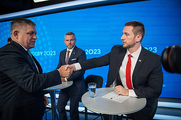 „Hráz proti fašismu“ se bortí. Koaliční spory ženou Fica k ultranacionalistům