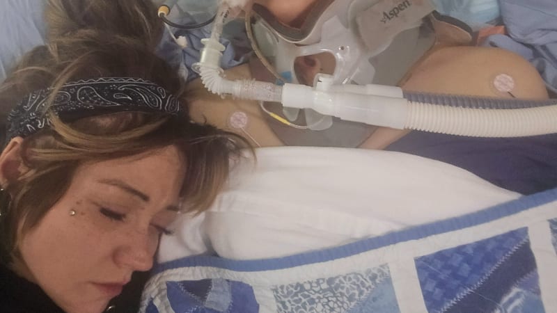 Maya chránila kamarády před střelkyní v Kanadě, sama byla zraněna. Rodina teď doufá v zázrak