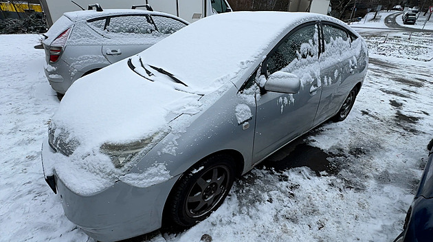 Muž na parkovišti manipuloval s cizím autem, spadlo z heveru a zabilo ho