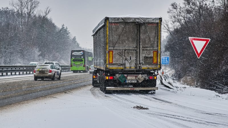 Kalamita trvá, nenajíždějte na D1 na Vysočině, varují policisté. Dálnice je obtížně sjízdná