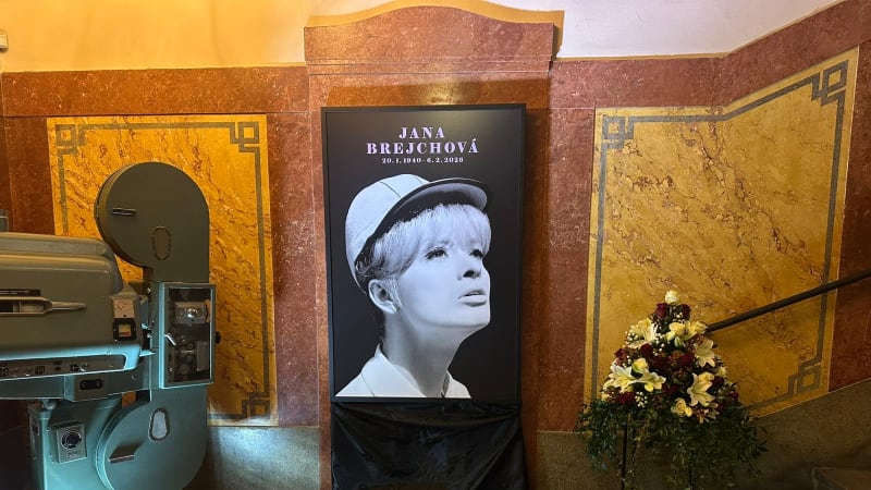 PŘÍMÝ PŘENOS: Lidé se naposledy loučí s Brejchovou. V Lucerně promítají její nejslavnější scény