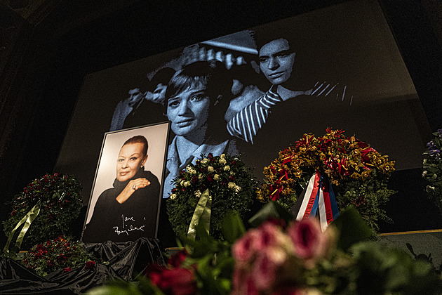 Věnec od prezidenta, záběry z filmů. Lidé se loučí s Brejchovou, rodina ji už pohřbila