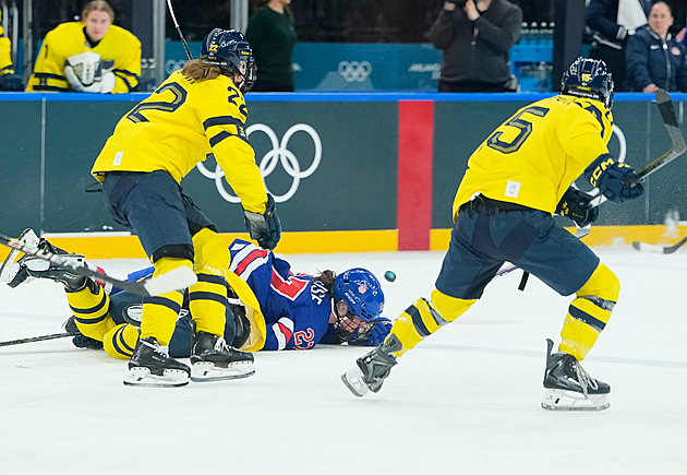 Z mantinelů na olympiádě zmizela tmavá barva. Hráči kvůli ní neviděli puk