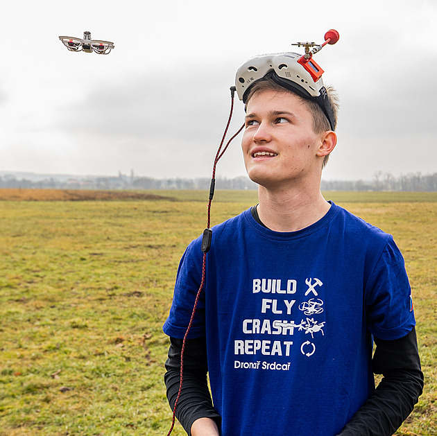 Český gymnazista krotí „šílené kolibříky“. Postavil druhý nejlehčí dron na světě