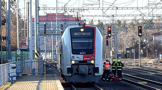 V Úvalech srazil vlak ženu, provoz byl dočasně přerušen