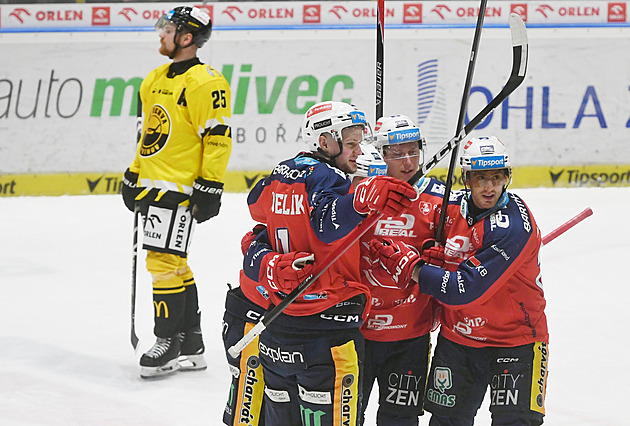 ONLINE: Pardubice blízko triumfu. Plzeň prohrává na Spartě, Třinec v Brně