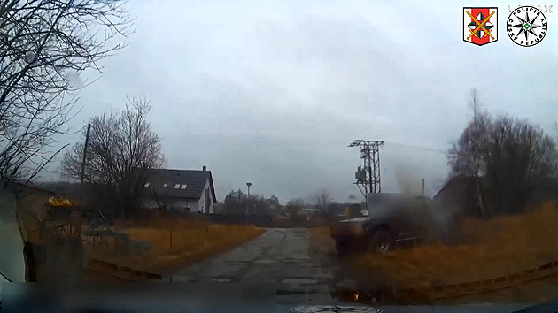 Trousil špalky i pily. Řidič se zákazem zběsile ujížděl policii polními cestami