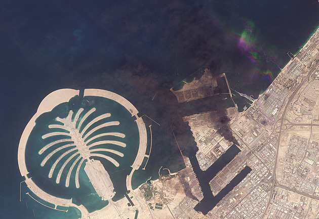 Zasažená Dubaj, zkáza v Teheránu. Válku na Blízkém východě zachytily satelity