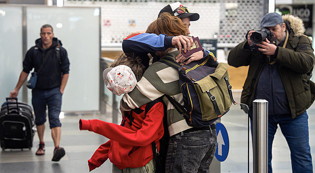 V Praze přistálo druhé letadlo s turisty z Ománu. V systému Drozd jsou tisíce Čechů