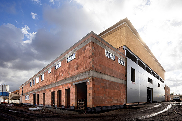 Levnější by byla nová. Hala, kterou nákladně opravují, je zralá spíš na demolici