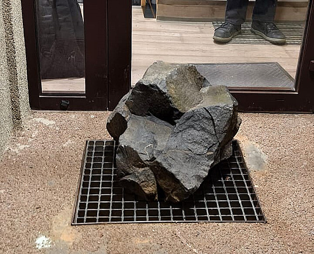 Přes noc se před panelákem objevil balvan. Zatarasil jediný vchod