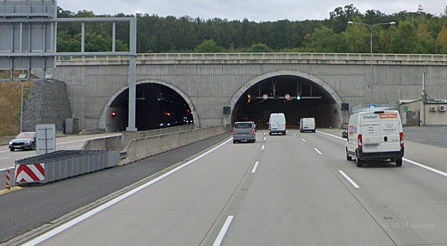 Komořanský tunel je kvůli potížím uzavřený, tvoří se kolony. Policie radí, kudy jet