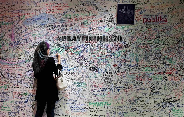 Moře vydalo jen pár úlomků. Osud 239 lidí z letu MH-370 zůstává záhadou