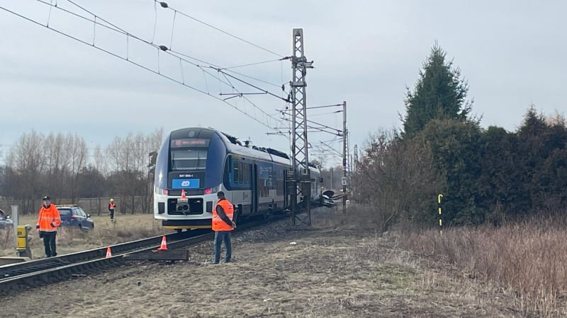 Tragická nehoda na přejezdu u Třebechovic: Řidič zemřel po střetu s vlakem