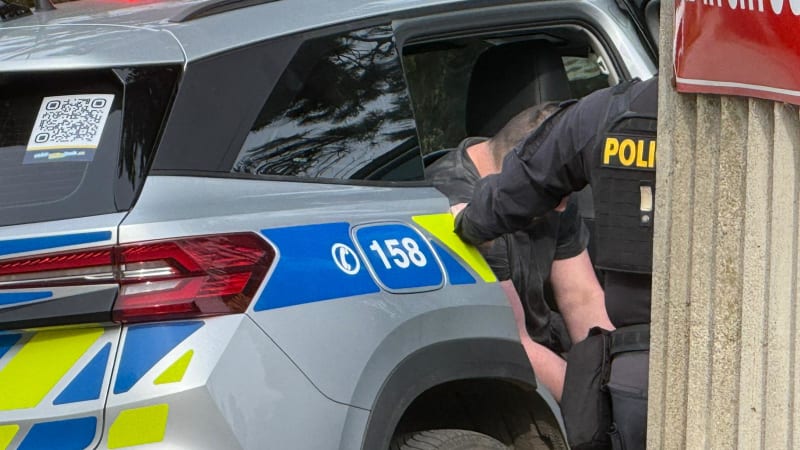 Poplach v Klecanech: Muž u úřadu vyhrožoval vystřílením. Vyrazila zásahovka i vyjednavač