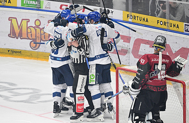 ONLINE: Sparta snižuje s Kladnem, Třinec zvládl drama. Vary odskočily Vítkovicím