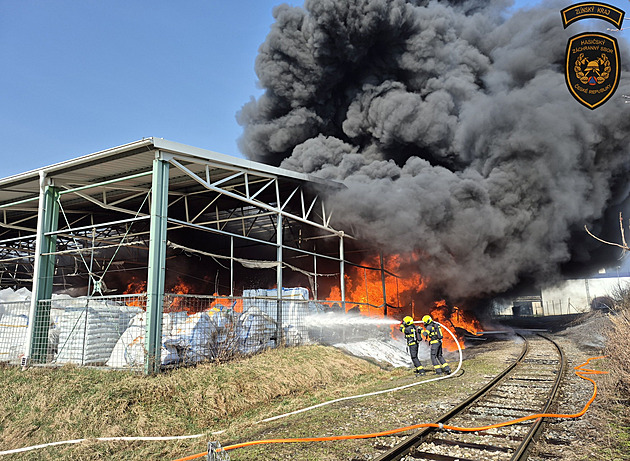 Z požáru v Otrokovicích policie podezírá neznámého pachatele, vyšetřování se potáhne