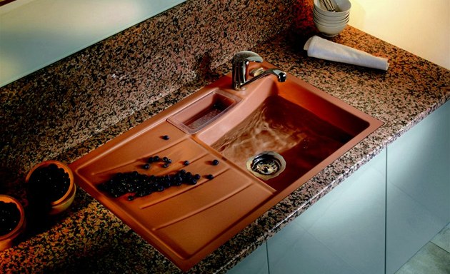 Na ucpaný dřez soda s octem nestačí. Tohle ho pročistí napoprvé