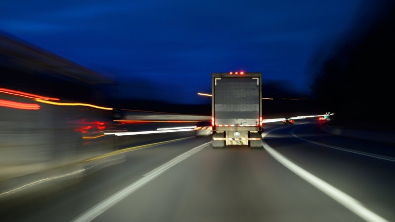 Vážná nehoda na dálnici D11 na Hradecku. Vůz narazil do svodidel, na místě jsou záchranáři