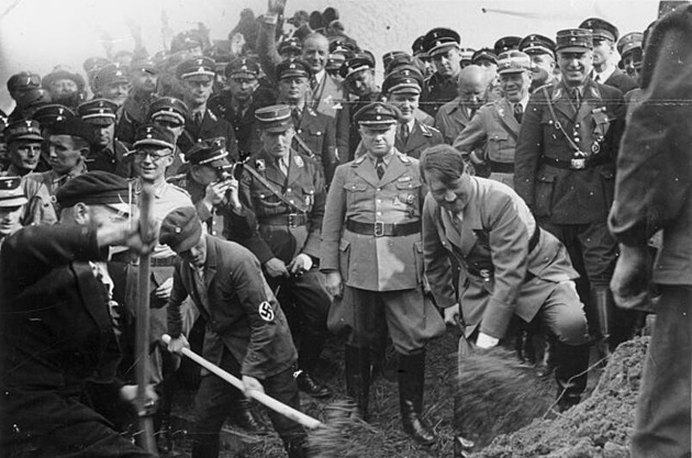 Hitler házel lopatou, až se zpotil. Rozcuchaná fotka zahájila éru říšských dálnic
