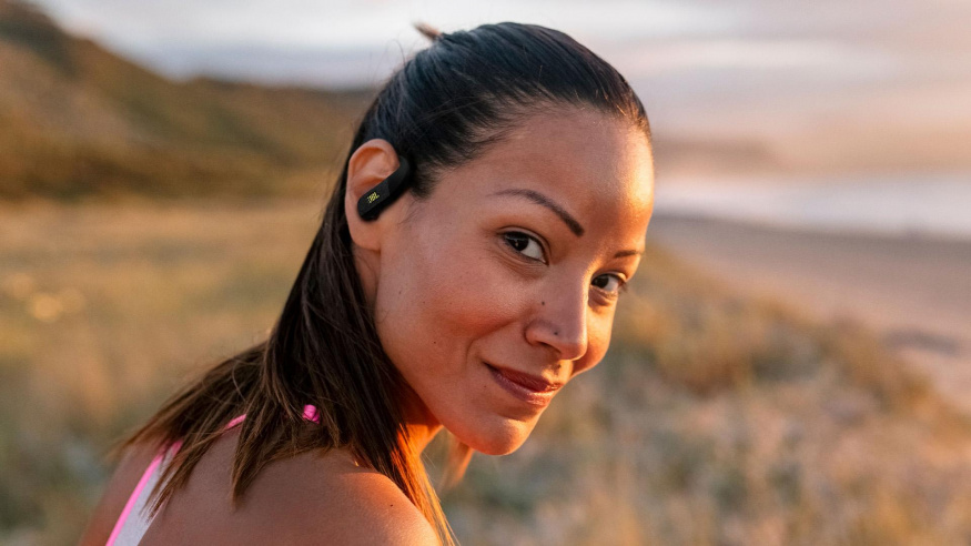Odstartujte jaro se sportovními sluchátky, která drží v uších i v extrémních podmínkách