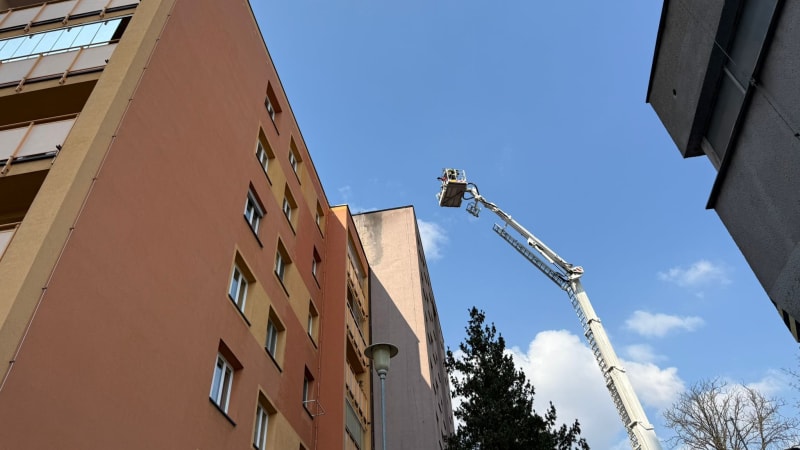 V Ostravě hoří panelový dům. Na místě zasahují všechny složky IZS