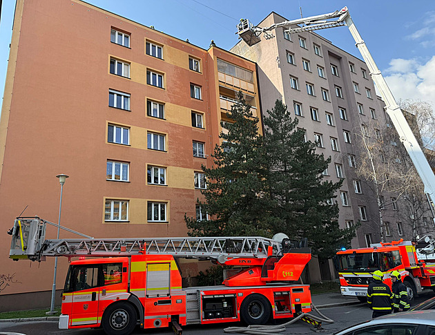 V Ostravě hoří střecha panelového domu, záchranáři uzavřeli okolí
