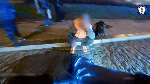 VIDEO: Koloběžkář kvůli výmolu spadl přímo na obličej, ležel na silnici v bezvědomí