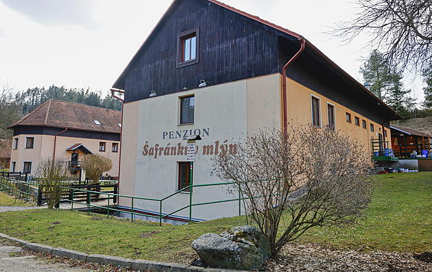 Penzion fungoval na povolení z roku 1989 pro pionýrský tábor, úřad to dlouho neřešil