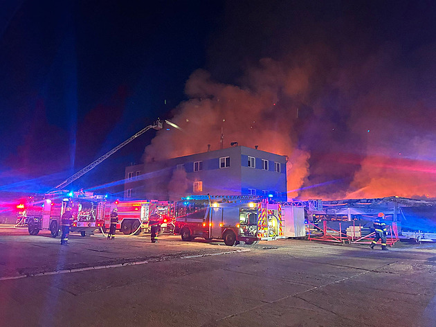 Vláda nejspíš bude jednat o požáru ve firmě, která vyrábí i drony pro Ukrajinu