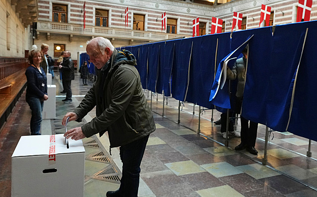 Nový titulek? Dánové vybírali parlament. Odhady naznačují náskok levice