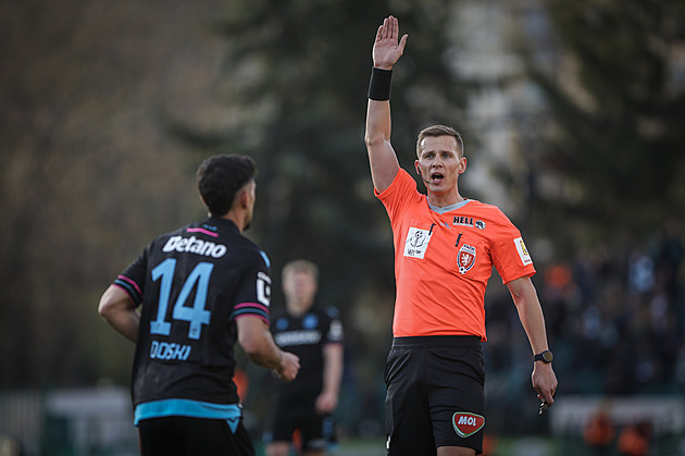 KOMENTÁŘ: V hlavní roli sázky a úplatky. Pomoc, fotbal opět v bahně. Očistí se?