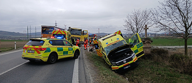 Sanitka převážející pacienta se střetla s náklaďákem, skončila v příkopu