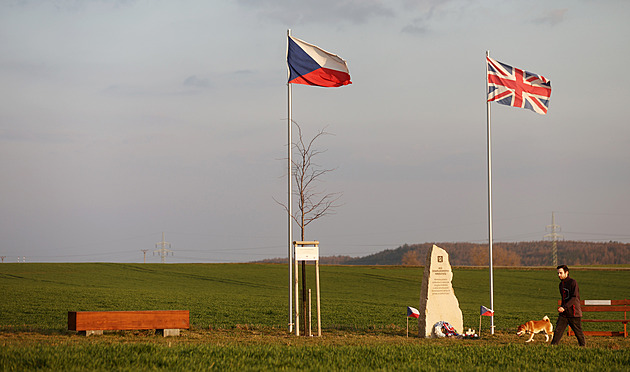 Jeden strom, jedno jméno, jeden osud. Na Třebíčsku otevřou stezku parašutistů