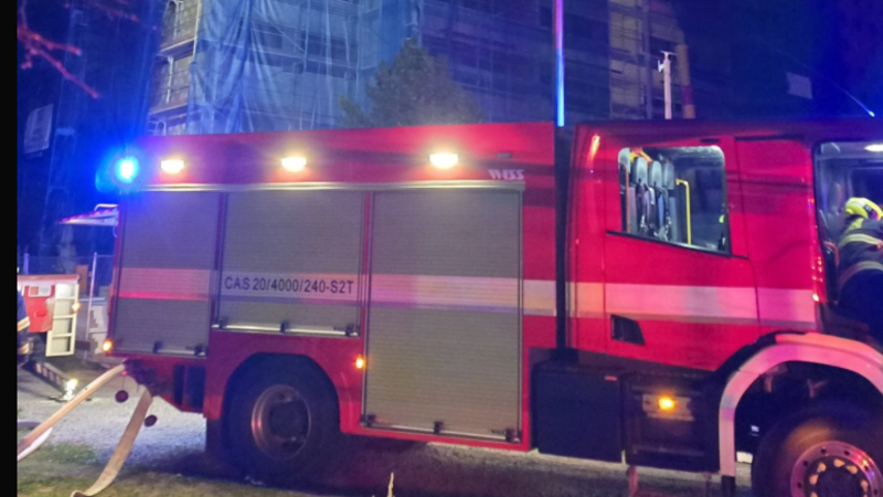 Požár úřadu Městské části Prahy 15: Hasiči kvůli skrytým ohniskům odstranili i části střechy