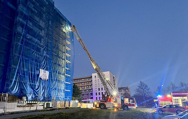 Úřad Prahy 15 je po požáru střechy bez proudu, vytopená je polovina budovy